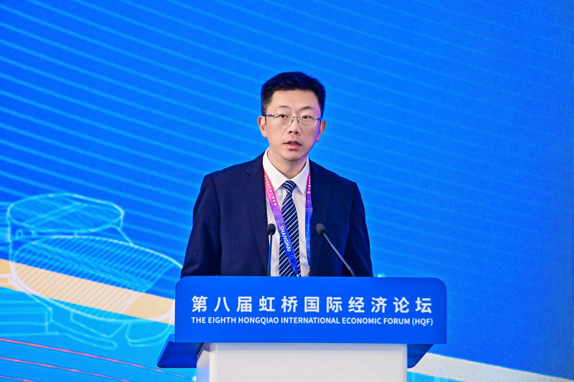 上海虹桥经济论坛陈总演讲照片.jpg